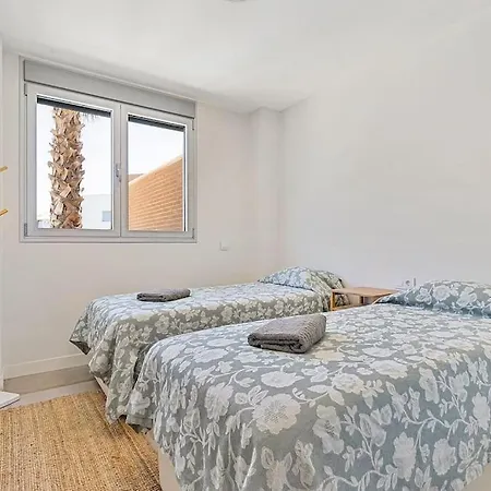 Апартаменти Fantastic Two Bedroom Apartment.