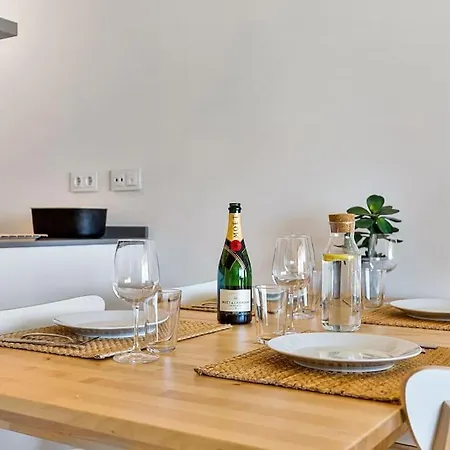 Fantastic Two Bedroom Apartment. דירה *