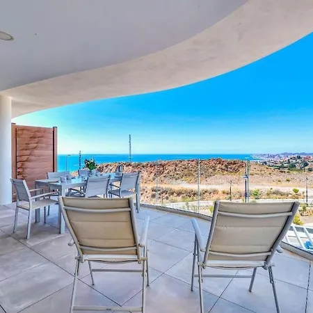 Fantastic Two Bedroom Apartment. * פואנגירולה