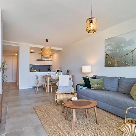 Fantastic Two Bedroom Apartment. דירה *
